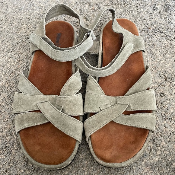 Minnetonka sandals NEW - Picture 1 of 3